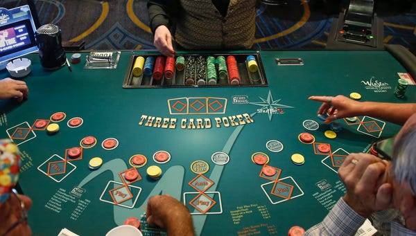 Đánh bài ăn tiền với các trò chơi casino có người chia bài trực tiếp